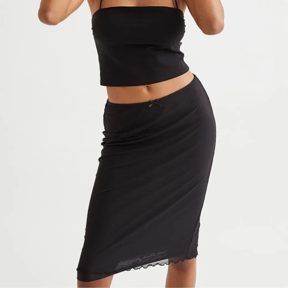 slutsåld lågmidjad kjol i svart färg, helt oanvänd från hm. Kjolar.