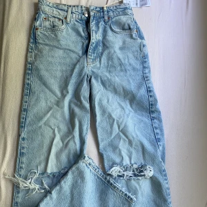 Gina tricot jeans 🌨 - Helt nyköpta baggy Ginatricot jeans som är ihåliga och high waisted ✨