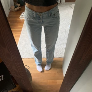 Zara jeans mid rise straight  - Zara straight mid rise jeans i storlek 36, väldigt bra skick!  Köparen står för frakt💓