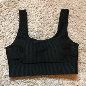 Stronger sport bh  - Jag säljer denna sport-bh:n pågrund av att den inte kommer till användning. Den är inte använd många gånger. Storlek XS med ett jättefint skick. Stronger detaljer på sidan av den. Köptes för 400kr, men säljer för 150kr inkl frakt.