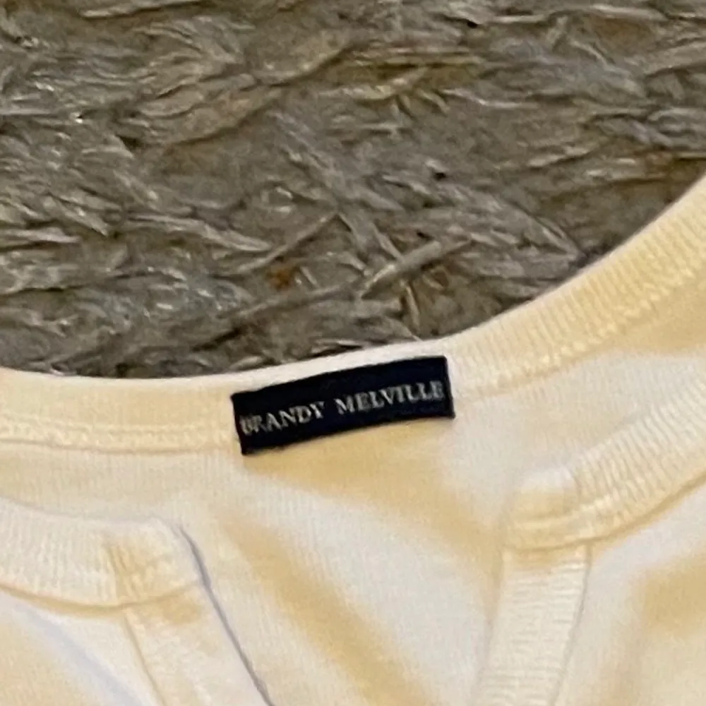en vit tröja från brandy melville, basic men cool detalj 🤍 knappt använd . T-shirts.
