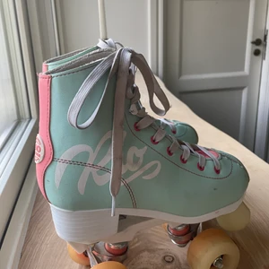 Rullskridskor - Fick när jag var lite mindre, nu då de inte passar mig, storlek 37-38🌸