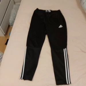 Adidas byxor - Oanvända adidasbyxir med fickor.