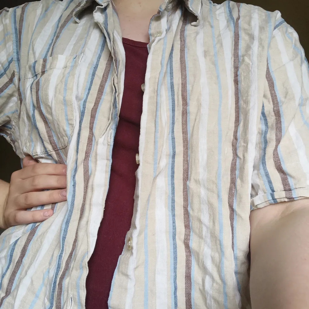 Somrig kortärmad skjorta som jag köpt secondhand. Storlek XL men sitter bra oversized på mig med M ✨. Skjortor.