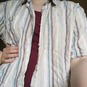 Somrig kortärmad skjorta som jag köpt secondhand. Storlek XL men sitter bra oversized på mig med M ✨