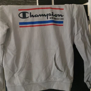 Champion hoodie - Den har inga snören och är lite missfärgad. Liten för storleken skulla säga att den passar i S  