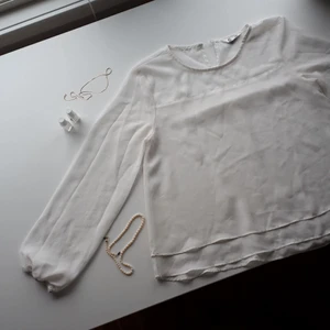 Classy vit blus - Min favoritblus som har blivit för liten 😭😭😭 Flera lager, vit och flowy😍 En dröm helt enkelt. Kan bäras året runt som den är eller under sweater mm.💗