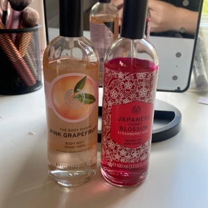 The body shop parfym  - I dofterna ’pink grapefruit’ 😻 och ’japanese cherry blossom’ 💓 köp båda för 200kr, pink grapefruit för 90kr och jcb för 150kr. Båda är knappt använda vilket går att se på bilderna! 😻 frakt tillkommer