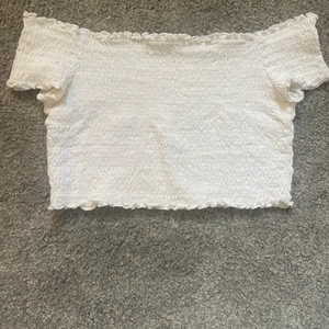 Vit topp  - Säljer den här finna toppen. Den är i fint skick och bara använd några gånger. Det är stelek M men passar nästan alla efter som den formar sig efter kroppen. 💗 skriv för bättre bilder 🫶🏼