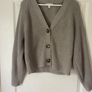 Stickad kofta  - Grå stickad kofta 