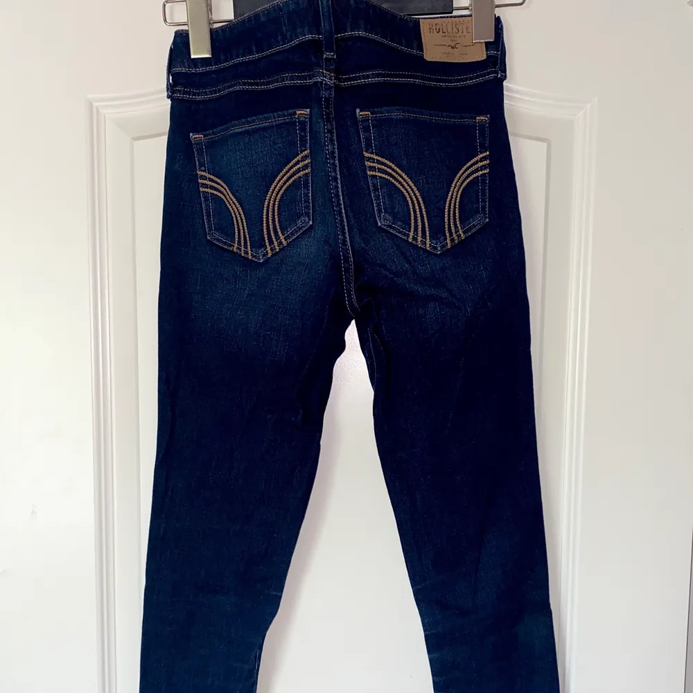 Skinny jeans från Hollister i superbra skick med low rise👖 Säljer pga för små för mig. Storleken är 0R 24/31 i klassisk dark wash tvätt/färg.    Jeansen kan klippas och bli snygga shorts istället också👌🏼☀️. Jeans & Byxor.