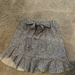 Vit kjol med svarta prickar på - Jättesnygg vit kjol med svarta prickar på och knut!! Fint skick, och har ett jätteskönt material!🤍