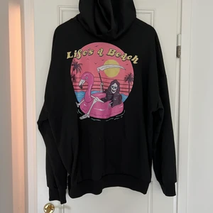 hoodie - svart hoodie med tryck ifrån SHEIN. Stlk L