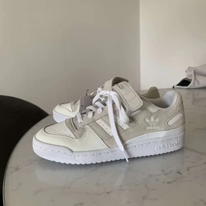 Adidas sneakers  - Säljer dessa helt nya adidasskor som tyvärr var i fel storlek för mig. Modell forum low w. Storlek 41 1/3. Helt oanvända. Nypris 1200 kr. Kommer med kartong samt lappar kvar. Du som köpare står för frakt☺️