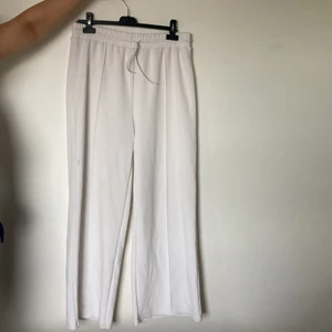 Vita tygbyxor - Långa vita tygbyxor från hm. Använd, det finns små inte så synliga fläckar. (kunden betalar frakt)