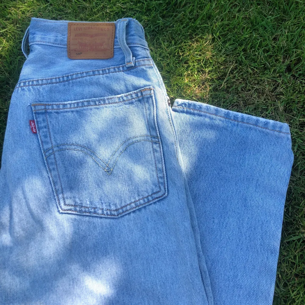 Säljer mina älskade Levi’s 501:or då de tyvärr inte passar i storleken längre. De är i bra skick och förtjänar en ny ägare! Jag har numera 36/38, skulle säga att de passar en 34a perfekt! (W24, L26). Jeans & Byxor.