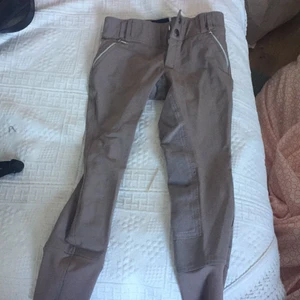 Ett par bruna ridbyxor  - Brian fina ridbyxor aldrig använt och tvättar innan köp. Inga skador 