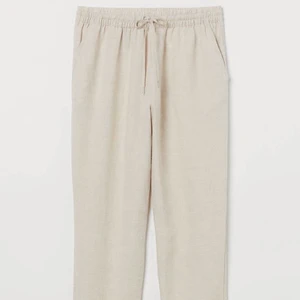 Linne byxor  - Ett par jätte fina linnebyxor från hm i stl xs. Dom är sparsamt använda och säljer då dom har blivit lite förkorta för mig. Dom skulle passa bra för någon som är mellan 155-165. Ny pris är 300 kr och säljer dom för 250 kr!