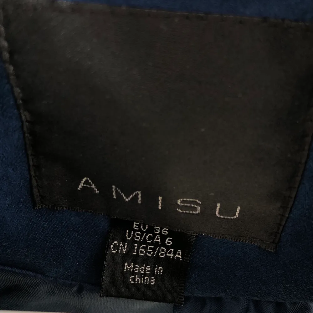 Marinblå jacka från Amisu. Endast använd 1 gång. Väldigt fint och skönt material och tjusig färg.👌🏽👌🏽😻❤️‍🔥. Jackor.