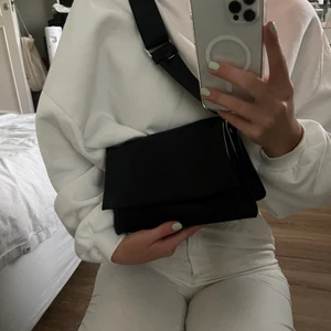 Väska - Superfin väska som tyvärr inte kommer till använding. Köpt för 499 :) 