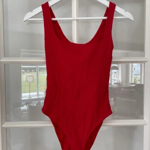 Ribbad röd body - Jättefin knappt använd body i ribbat material !💗