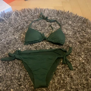 Grön triangelbikini - Superfin och skön triangelbikini från calzedonia. Väl använd med små skador (fläckar från typ concealer)