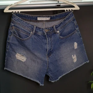 Jeansshorts  - Jeansshorts med hål. Använda många gånger, längesen sist, men i bra skick. Jag förstod inte riktigt storleken men typ S skulle jag säga. Fickor fram och bak. 