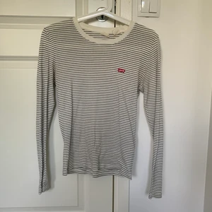 Levis randig tröja - En randig tröja från Levis som passar storlek xs/s. Frakt tillkommer!