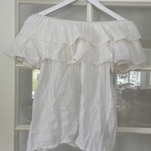 Sommartopp - Jättefin topp med volanger, kan användas som pdf shoulder om man vill. Jättebra skick, precis som ny!💗