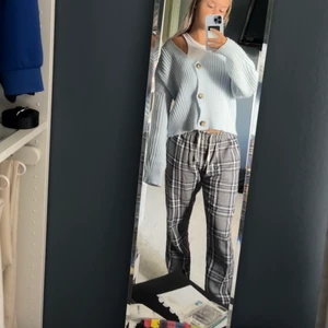 Blå kofta med knappar - Blå kofta med knappar i skönt material från Chiquelle, storlek onesize, jag är 1,67, passar både mindre och större! Spårbar frakt tillkommer❤️