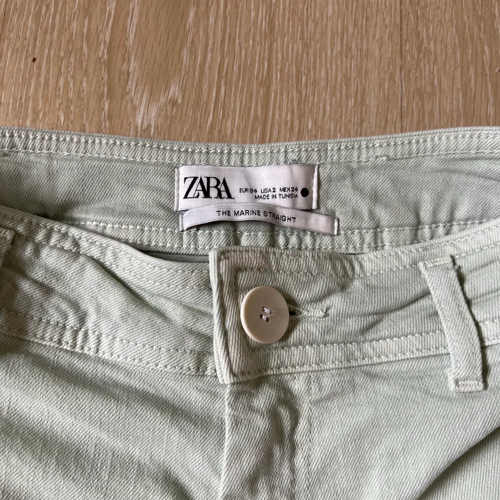 Jag säljer ett par ljusgröna Zara jeans i modellen ”The marine straight”. De är i storlek 34 men väldigt stretchiga.  Säljer för 199 kr + frakt.  Köparen står för frakt själv.  Har använt 1-4 gånger, de är i fint skick.  . Jeans & Byxor.