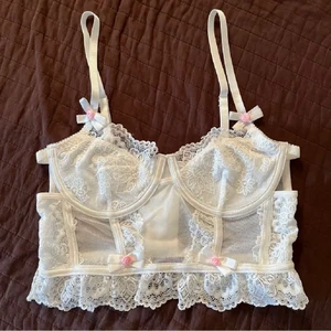 Korsett  - Söt vit oanvänd korsett , storlek XS, för liten för mig vid brösten . Passar någon med b-c kupa 