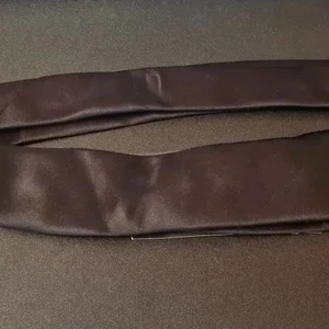 Zara Man svart smal slips av mullbärssilke silke silk - Med tag. Smal slips i lyxig, svart 100% mullbärssilke. Fodret är gjort av 100% polyester.  Det renaste och finaste silket är mullbärssilke! :)