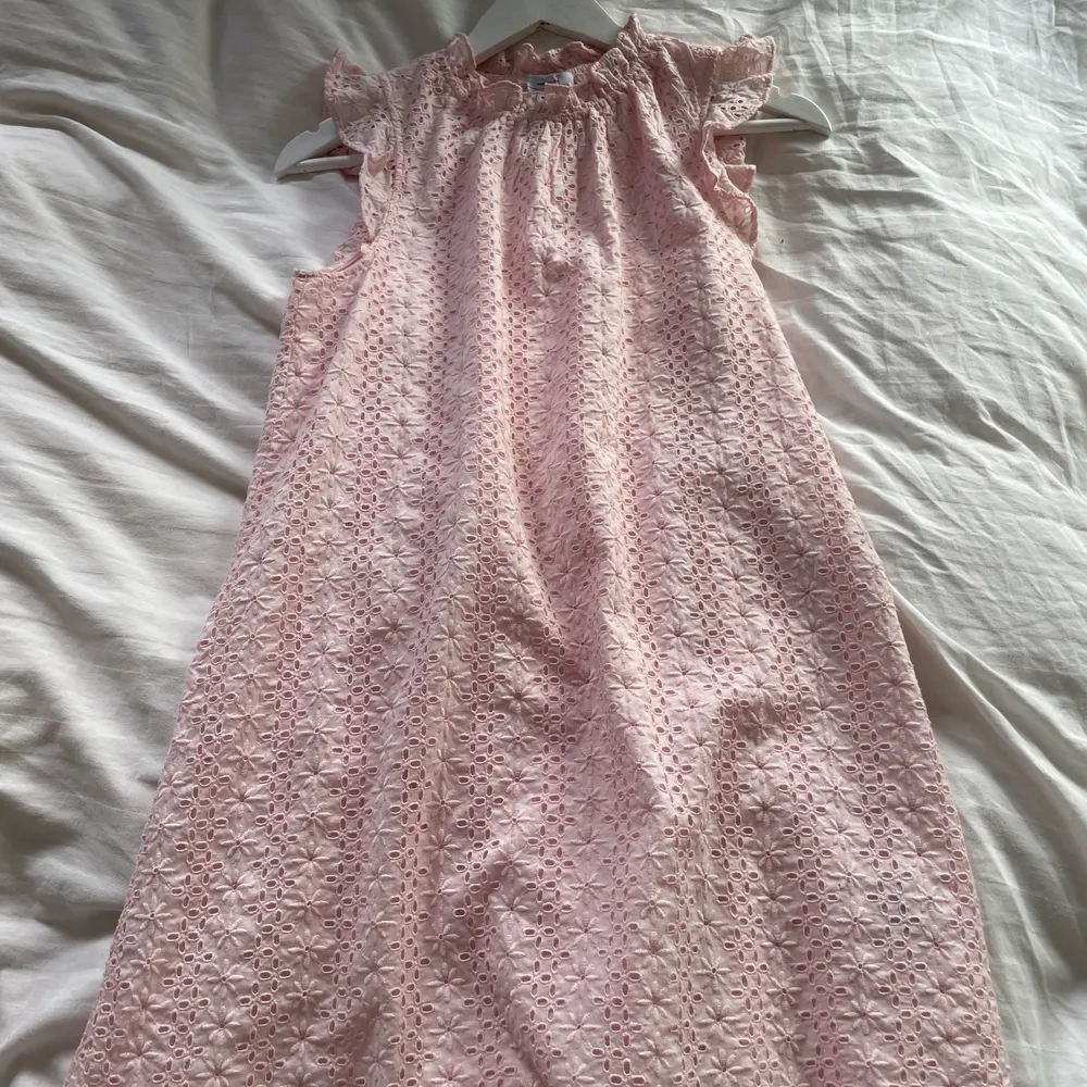 Sån fin klänning från & Other Stories i storlek 36. Inte min stil längre och har bara använt en gång så dags att sälja denna pärla . Klänningar.