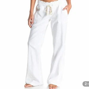 Likande Roxy linnebyxor  - Köpte ett på linnebyxor från light in the box, ser ut som de originala roxy byxorna. Dock tog jag fel storlek, därav säljer jag. Säljer för 200 kr. (O.B.S vill ni ha byxorna snabbt så hör av er innan söndag, åker utomlands och kan därför inte posta).