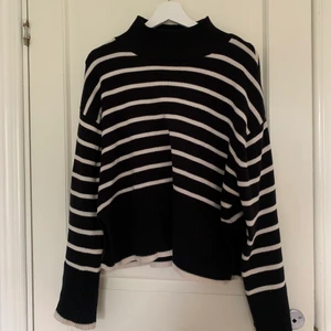 Tröja  - Säljer den skönaste och finaste stickade tröjan någonsin. Knappt använd! 