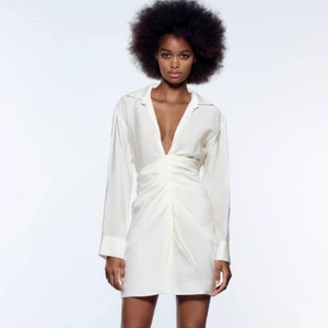 Vit zara klänning - Säljer nu denna jättefina helt slutsålda klänningen från Zara. Aldrig använd och med prislapparna kvar.