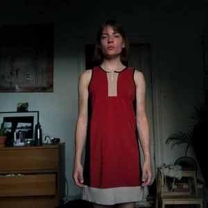 Vintage klänning - 95% polyester 5% Spandex Size S  Colours: Dark orange, black and beige