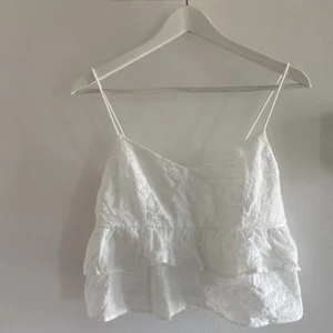 Vit sommar topp - Ett jättefin vit sommar topp. Aldrig använd för den är alldeles för liten för mig!💗