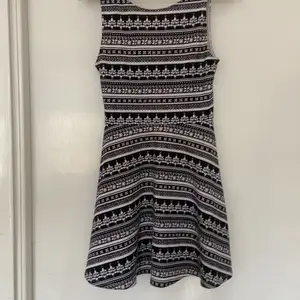 En svart/vit klänning (Frakt tillkommer)