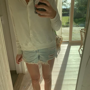 Zara jeansshorts! - Superfina zara shorts med slitningar💓