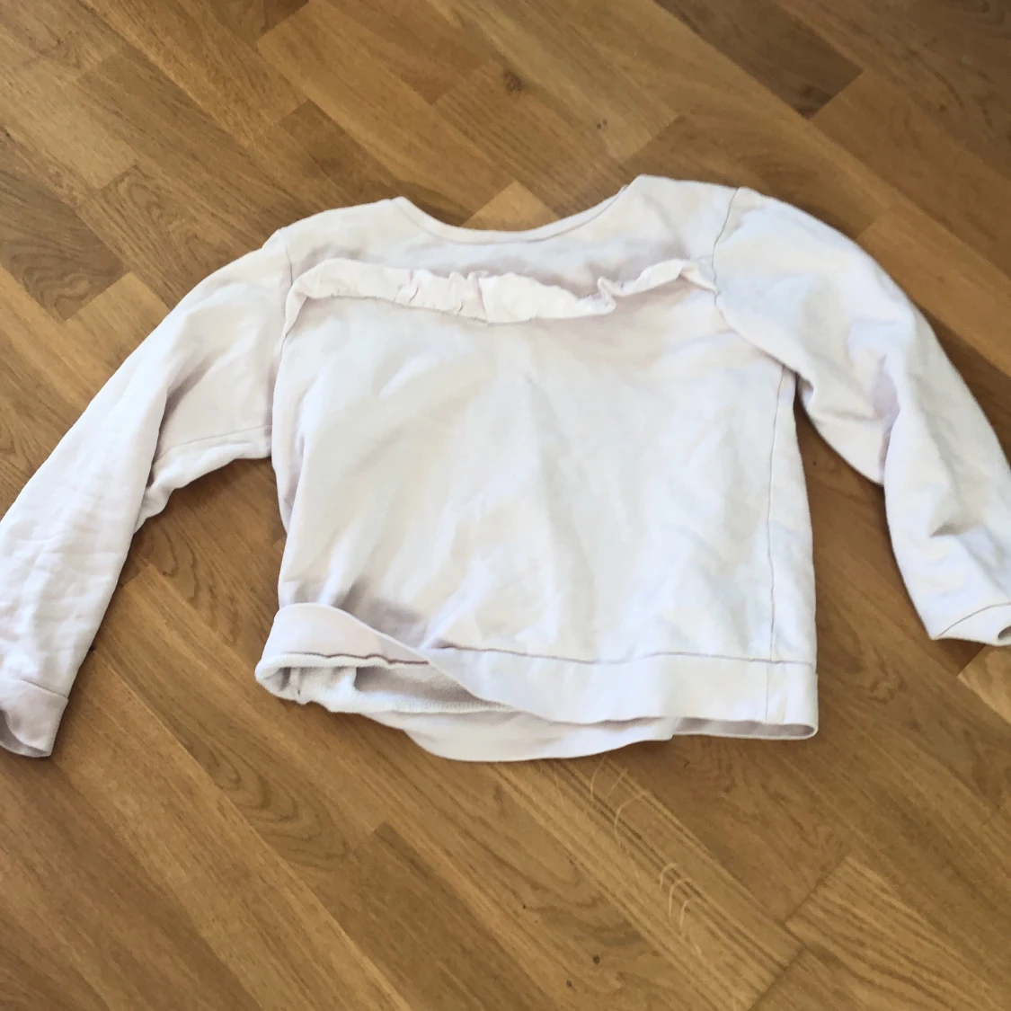 Det är en volange (stav) på tröjan 💗❤️❤️