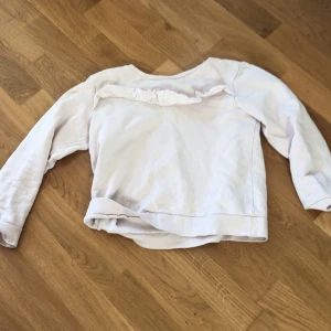 Det är en volange (stav) på tröjan 💗❤️❤️ - Helt bra💗