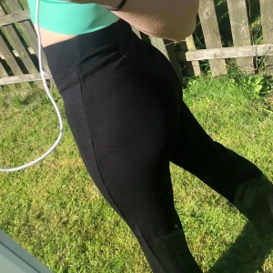 Basic svarta byxor - 💘 Supersköna svarta byxor/tights som går att använda till det mesta. Super att ha i sin garderob då de kan användas till jobb, vardags eller som något lite finare. 💘