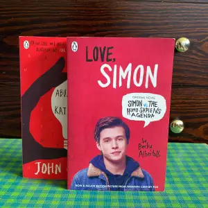 Love, Simon / Simon vs the Homo Sapiens Agenda av Becky Albertalli, pocket på engelska  An Abundance of Katherines av John Green  Båda för 100kr, en för 60kr  Köparen står för frakt  🌞✨😊📚🫶🏼🫀