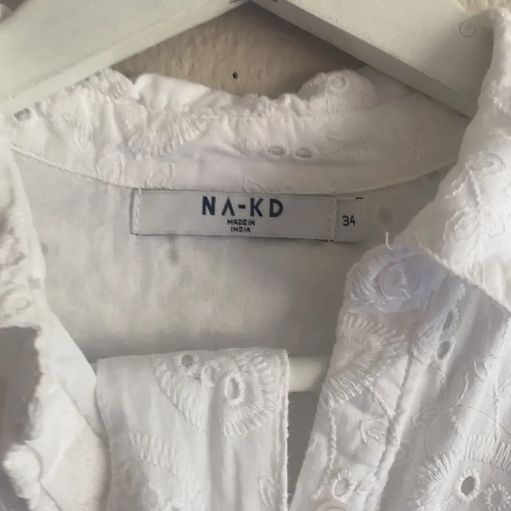 Säljer assnygg klänning från NAKD! Kan användas som kjol också med en stickad tröja över😇 använd en gång, skärp tillkommer!. Klänningar.