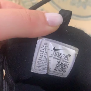 Nike  - Minns inte modellens namn. Köpta i kista/Stockholm för ca 2 år sen. Skorna är i begagnat skick.