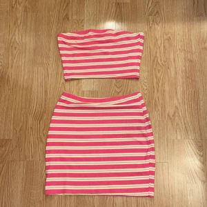 Randigt sett - Super fint sett som jag använder ungefär 2 gånger men har användt de 2 olika delarna till olika outfits💞 Säljer då det inte kommer till användning bara. Är det många som är intresserade så startar jag budgivning