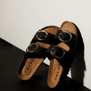 Lädertofflor - Säljer nu dessa lädertofflor då jag köpte 2 par🌸 Äkta läder, helt nya, säljer vid bra pris🤎 Ny pris 699:-