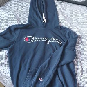 Blå champion hoodie, storlek M - En blå champion hoodie som ja fick av min storebror för ingen använde den. Orginal priser är ca 620 kronor.
